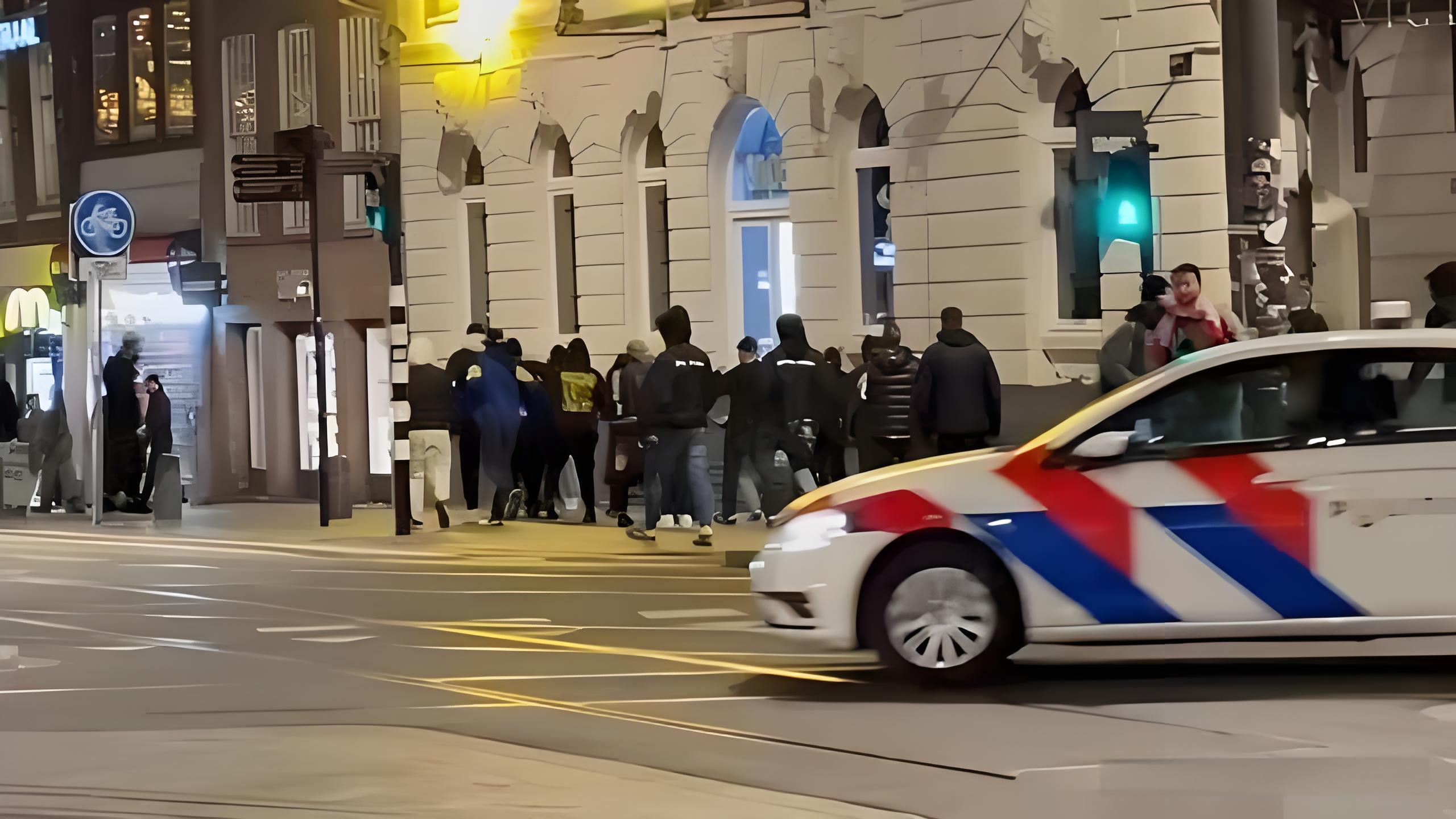 足球比赛现场发生冲突，裁判员被球迷围攻