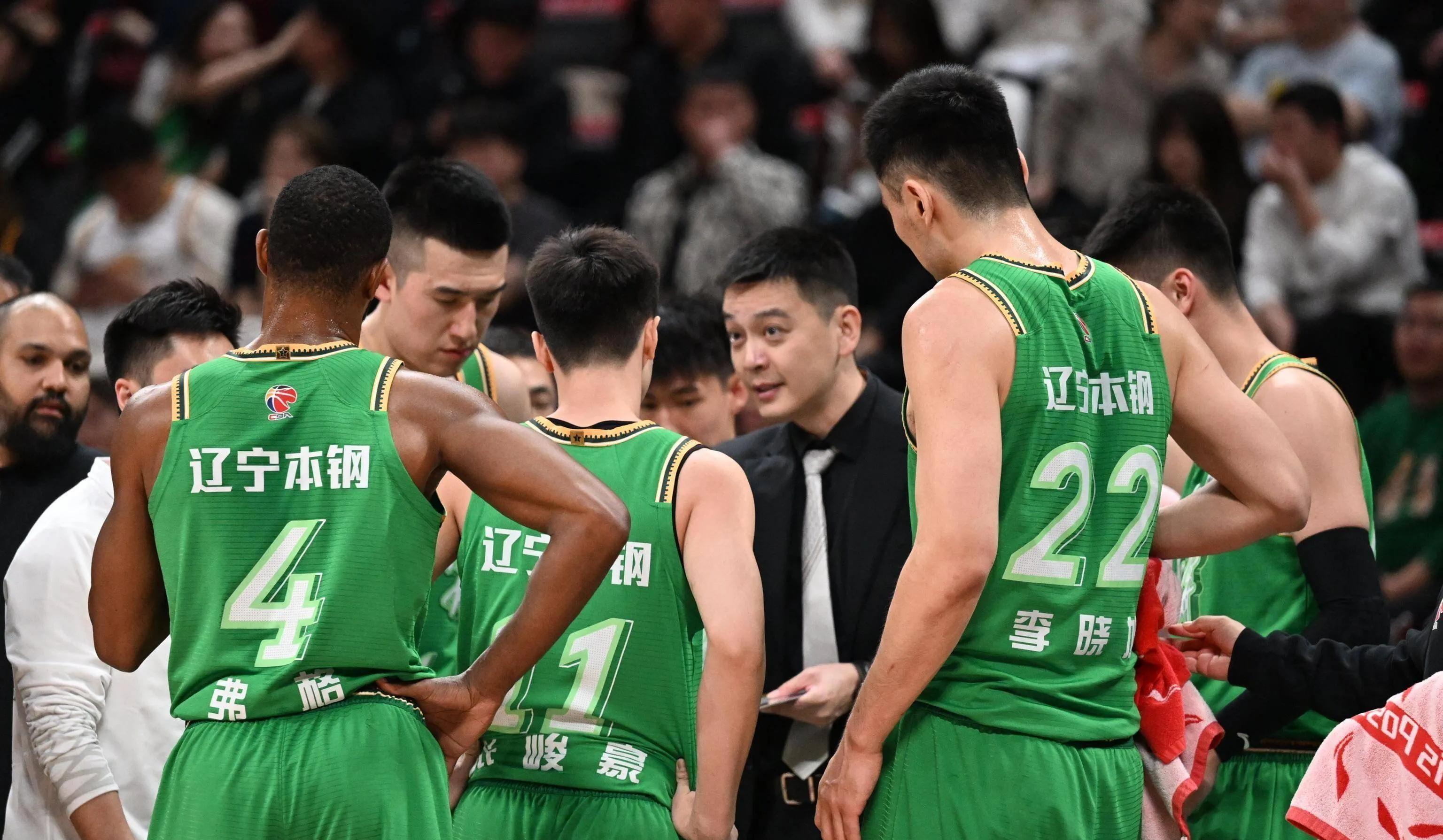 关于广东男篮客胜辽宁，保持榜首位置的信息
