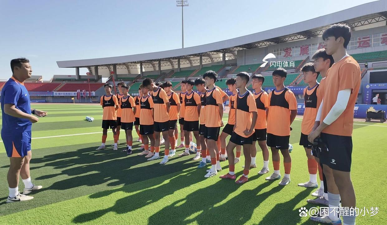 爱游戏-足球比赛现场球员尽展拼搏精神，令人赞叹