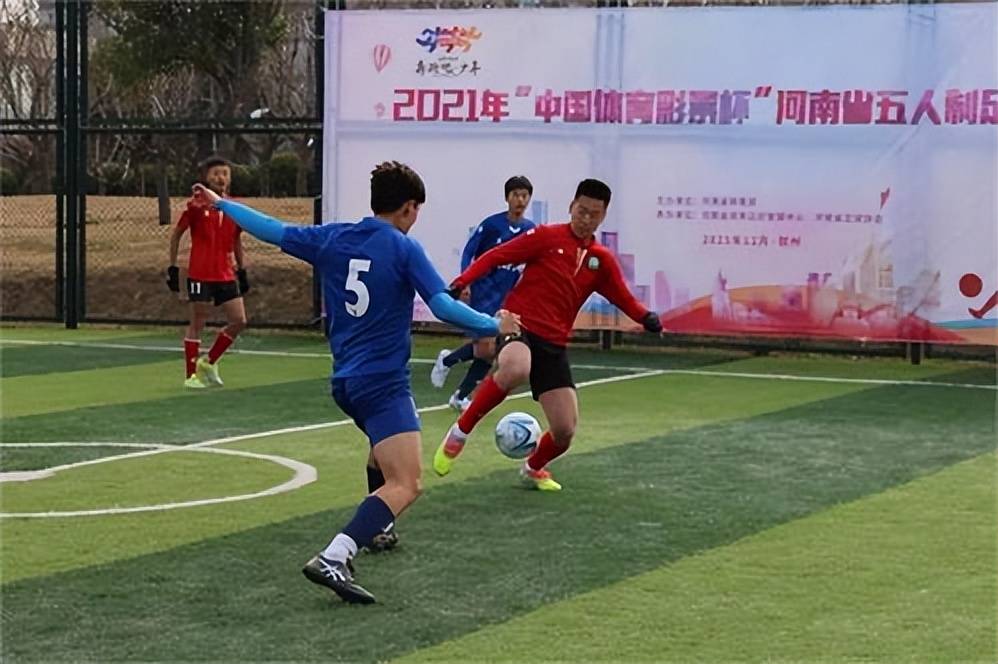 足球比赛现场球员尽展拼搏精神，令人赞叹