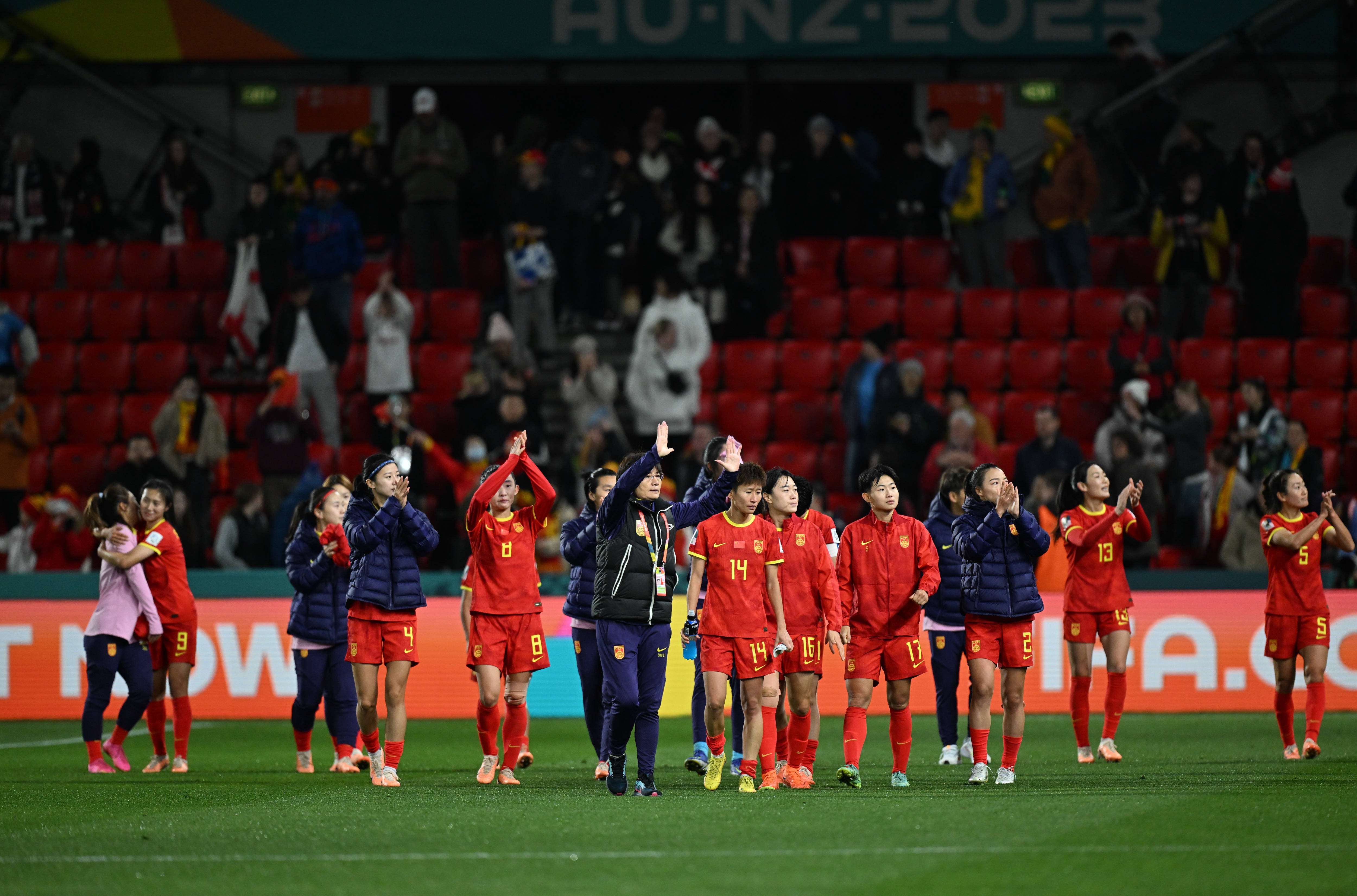 世界女足杯比赛紧张激烈,球员们全力以赴 世界女足杯比赛紧张激烈,球员们全力以赴