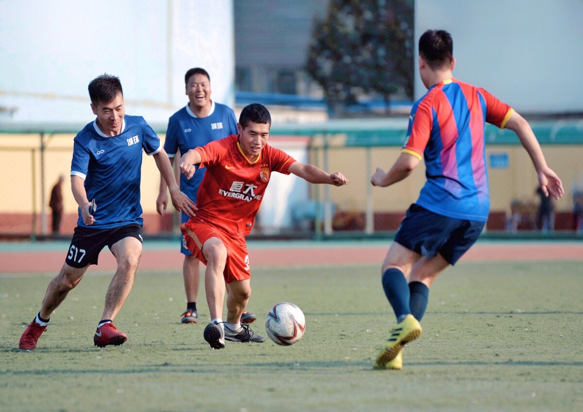 球场风云，队伍意气风发取得胜利！的简单介绍