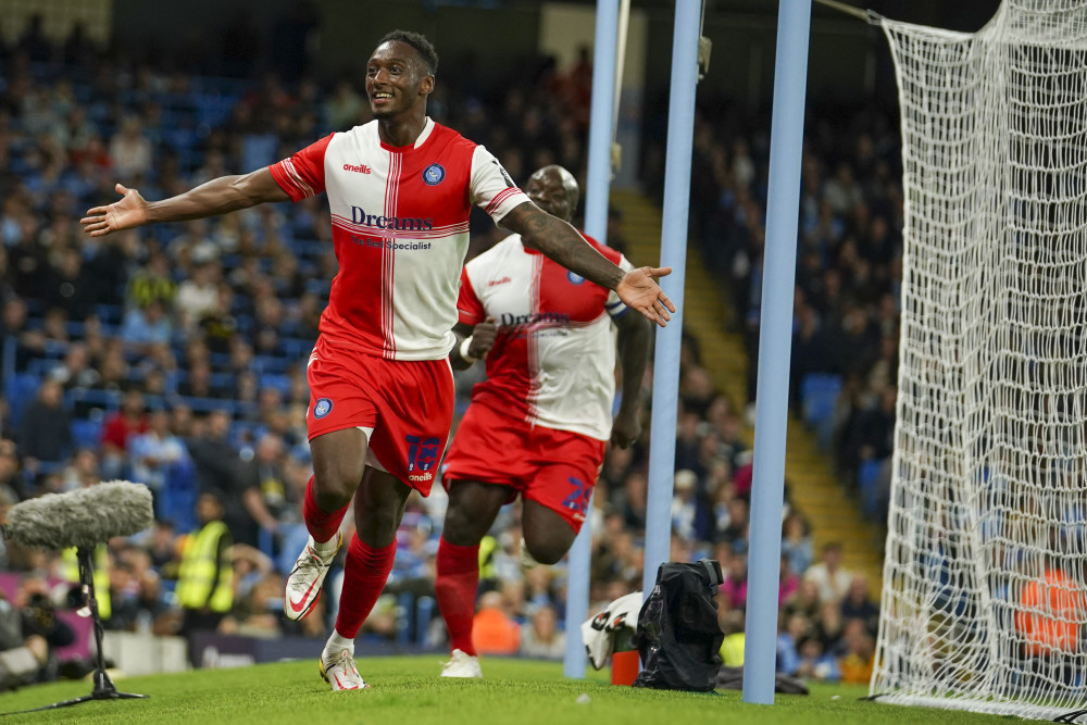 曼城主场大胜占士公园流浪者，追赶领先者