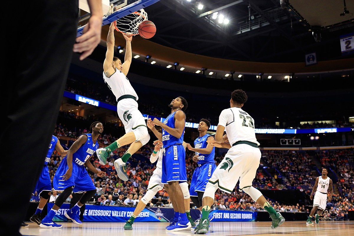 爱游戏官方入口-雄鹿战胜热火，活塞险胜步行者的简单介绍