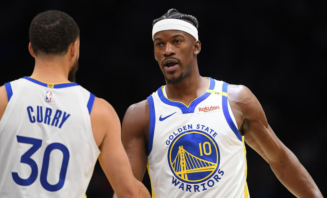 关于勇士轻松战胜火箭，保持不败记录的信息