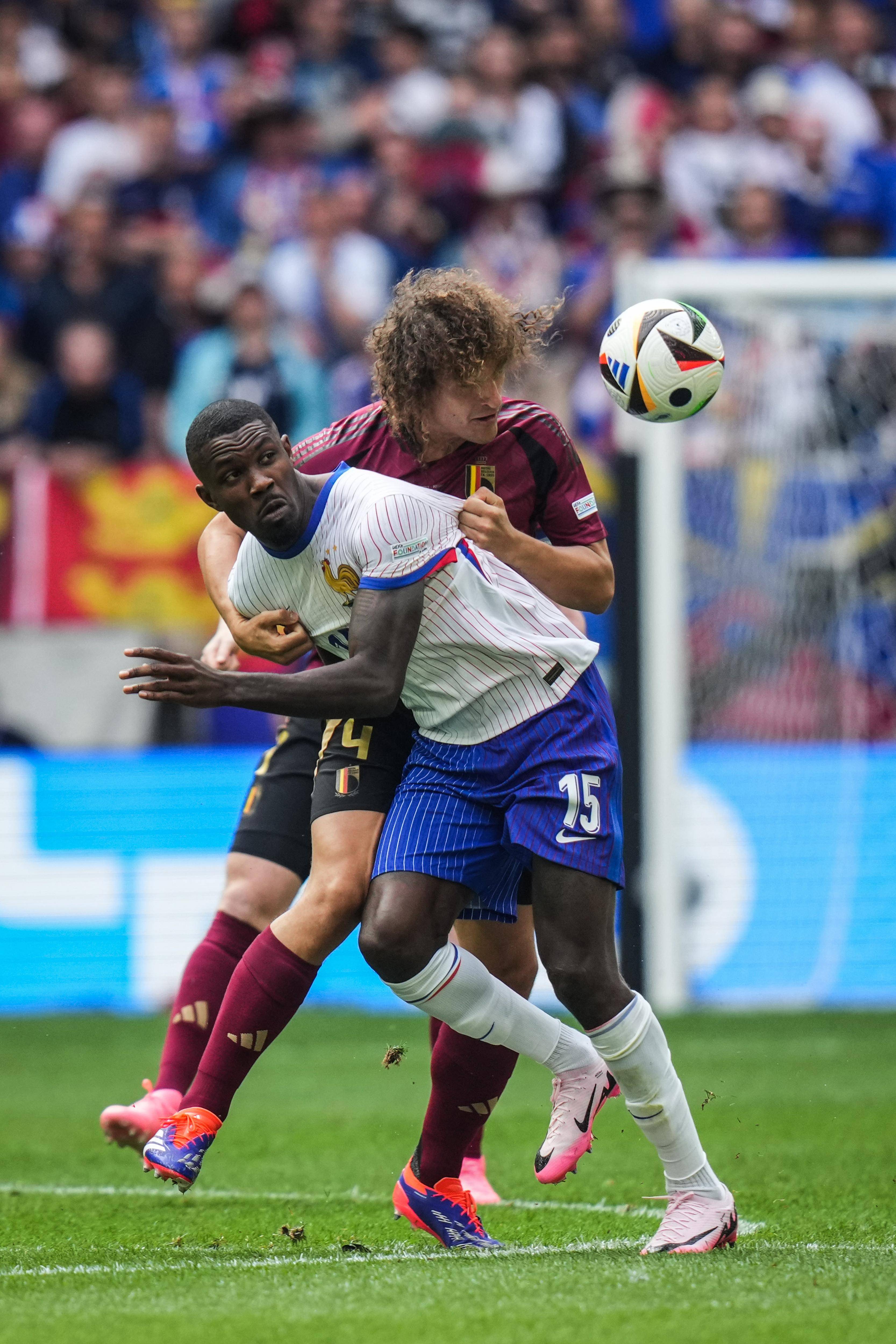 爱游戏官网-欧洲杯赛场上一场激烈的对决震撼体育界