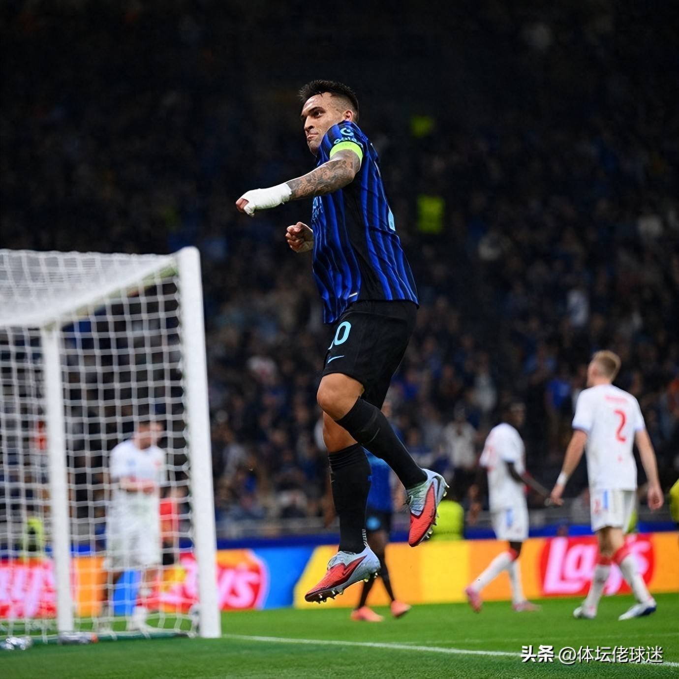 国际米兰中后卫严防死守，守住三分