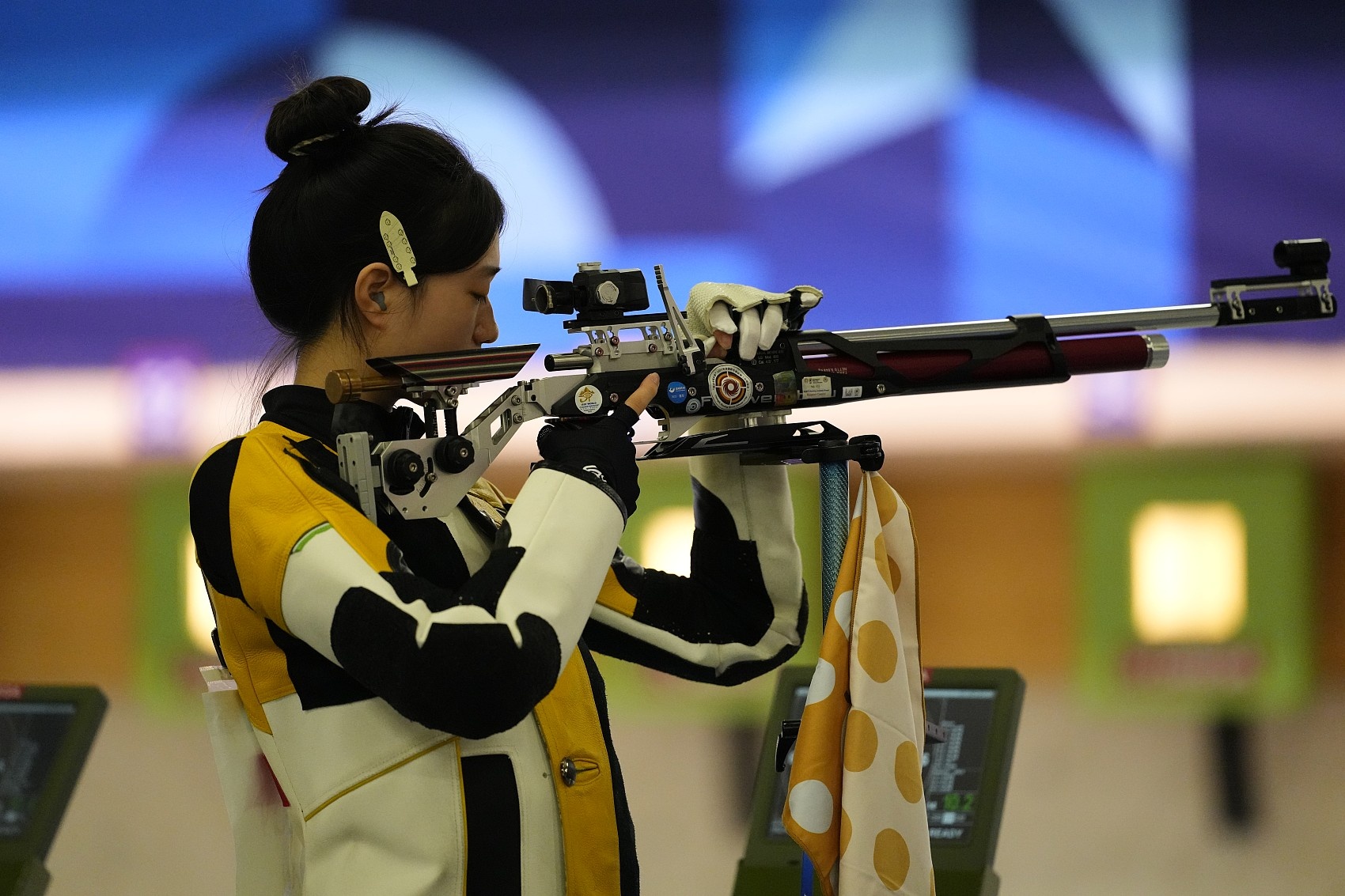 爱游戏在线-射击女选手夺下金牌激动落幕