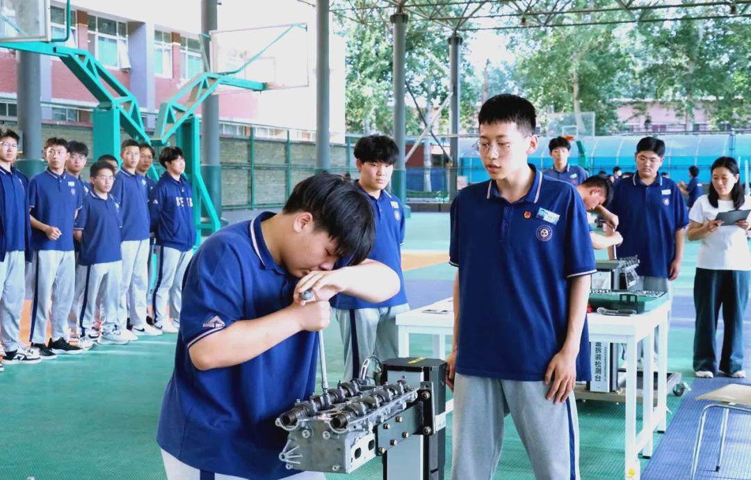 比赛中球员们技术纷呈展现风采